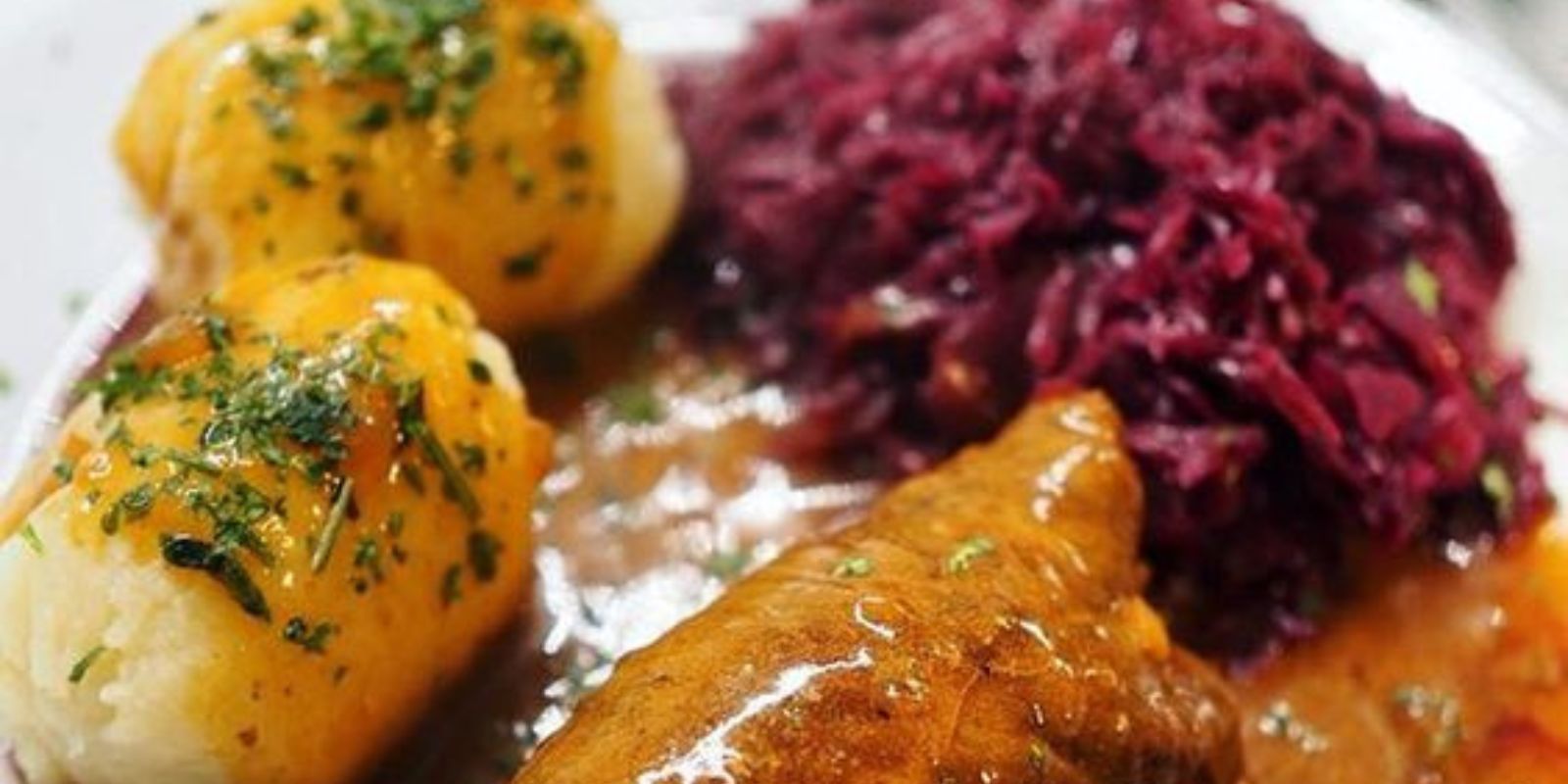 Rouladen mit Rotkohl und Kartoffeln: Ein Klassiker der deutschen Küche