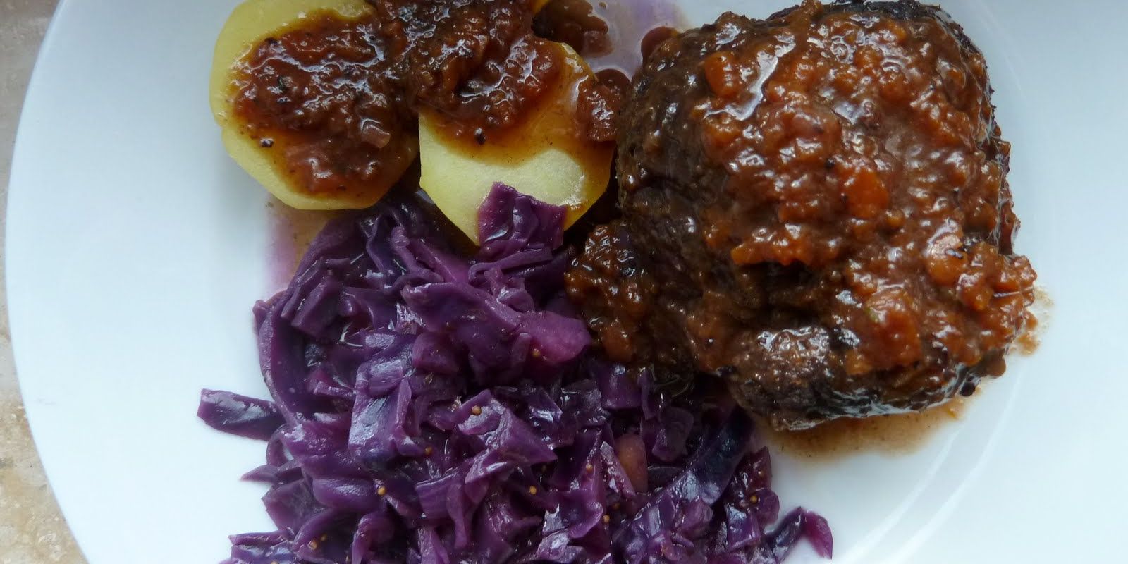 Rouladen mit Rotkohl und Kartoffeln