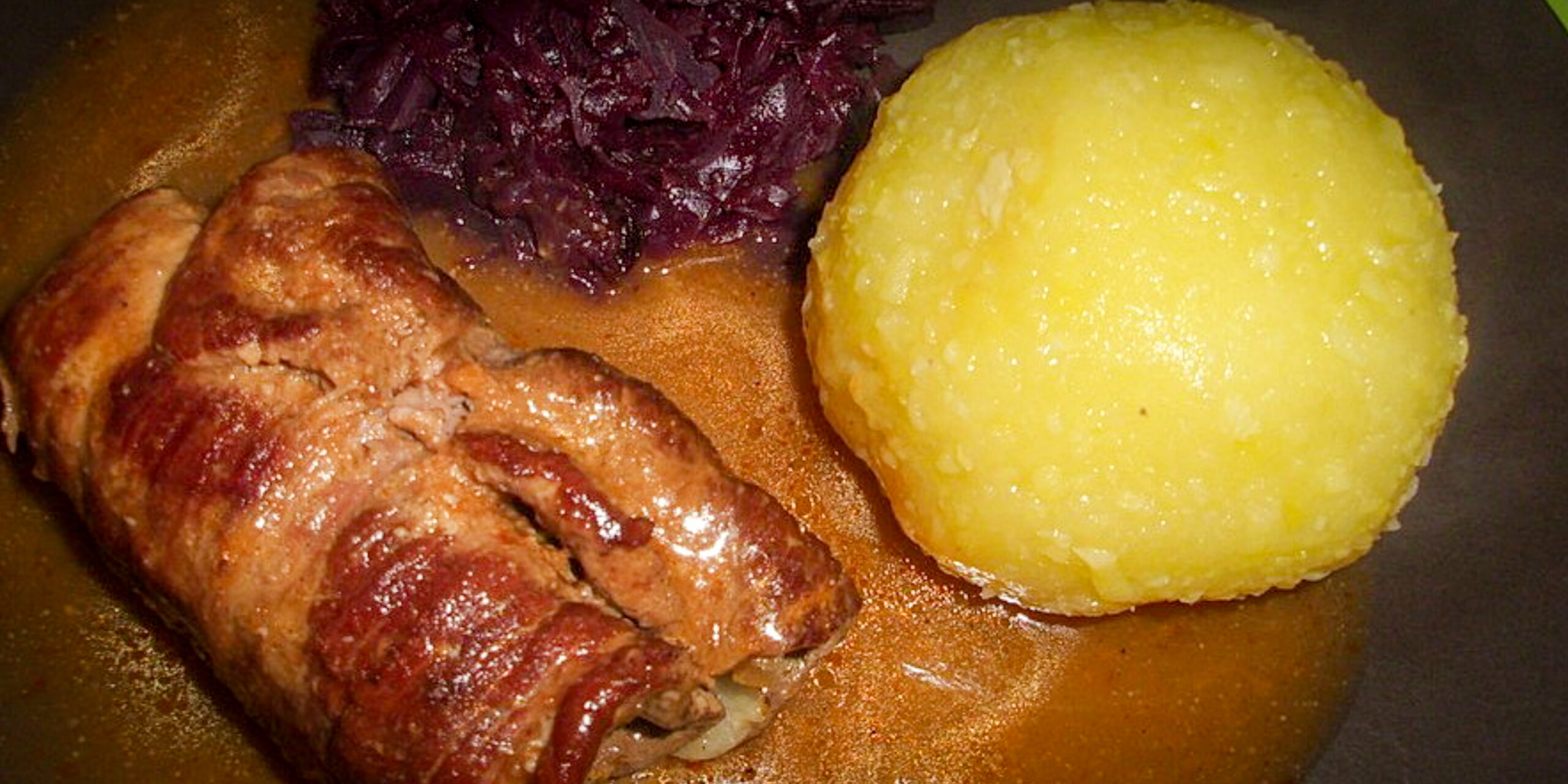 Rouladen mit Rotkohl und Kartoffeln