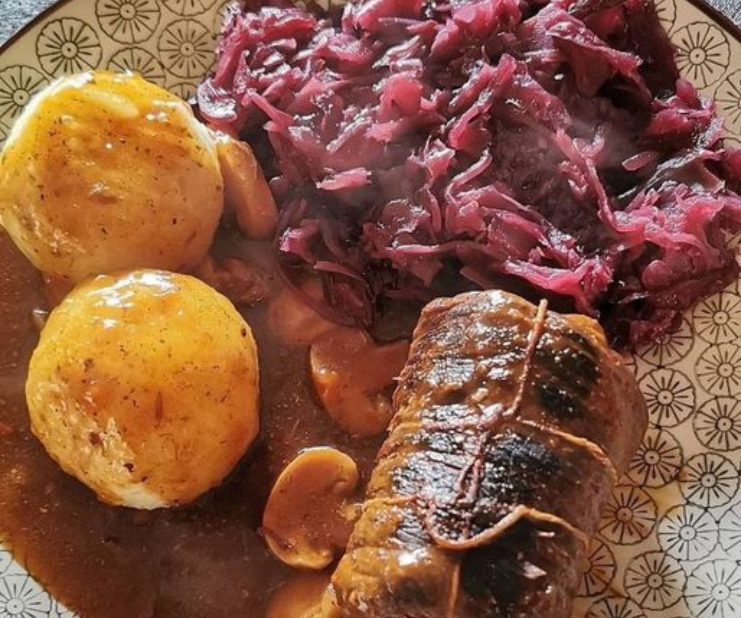 Rouladen mit Thüringer Klößen: Ein Kulinarisches Meisterwerk aus Deutschland