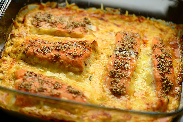 Süß scharfer Lachs auf Spinat mit Sahnesauce und Honigkruste