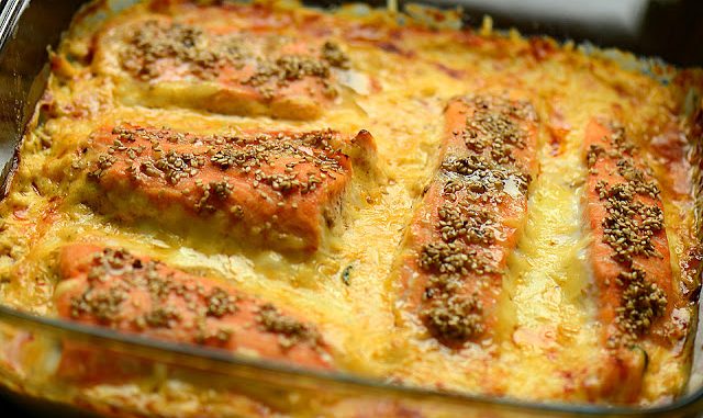 Süß scharfer Lachs auf Spinat mit Sahnesauce und Honigkruste