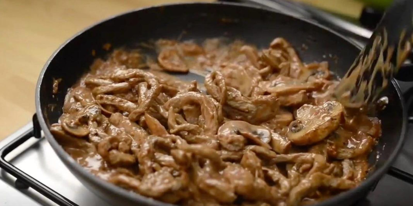 SCHNITZELSTREIFEN IN SENFSAHNESOSSE, SCHNELLES ABENDESSEN !