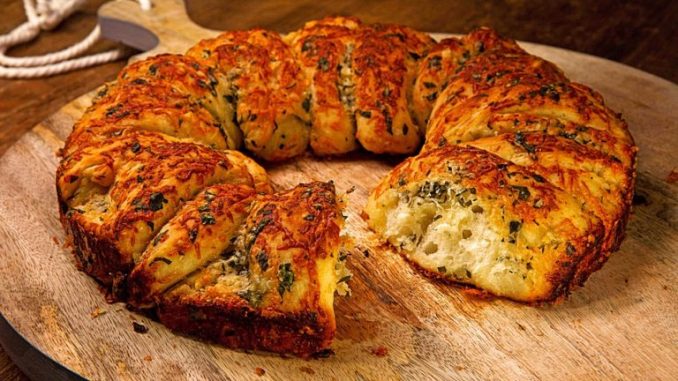 SELBSTGEBACKENES KNOBLAUCHBROT