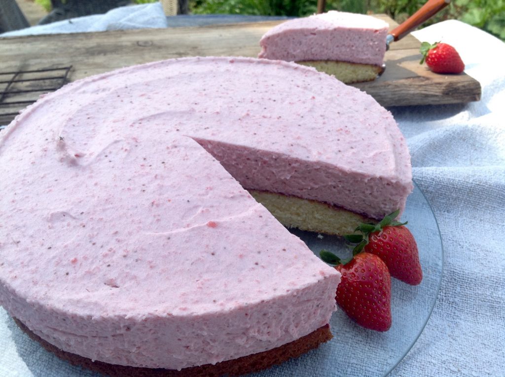 SOMMERLICHE ERDBEERTORTE