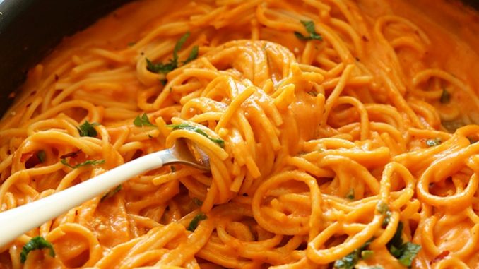 SPAGHETTI IN ROTER PAPRIKASAUCE