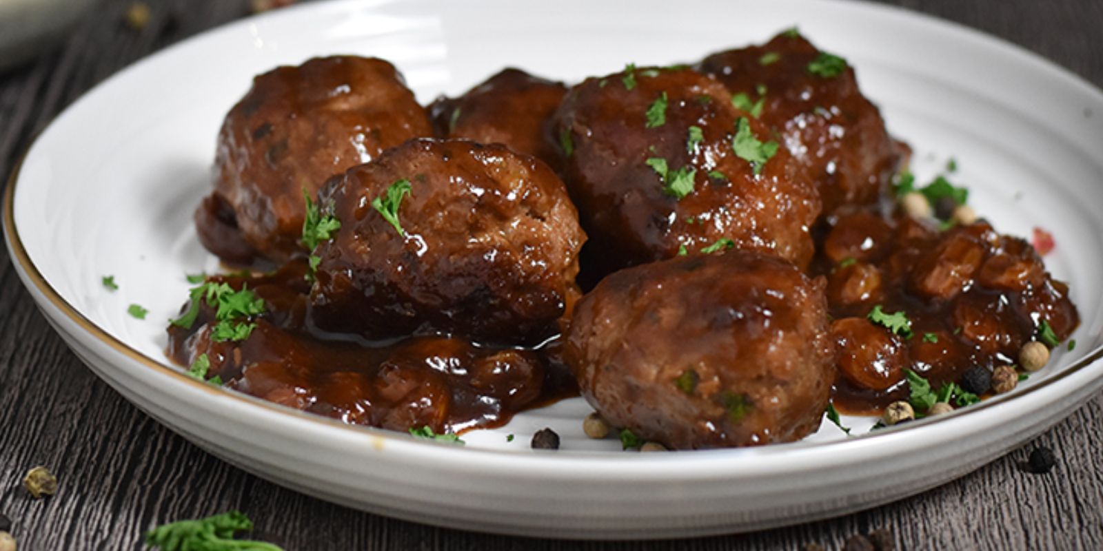 Saftige Frikadellen in würziger Zwiebelsoße – Ein kulinarischer Klassiker zum Verlieben