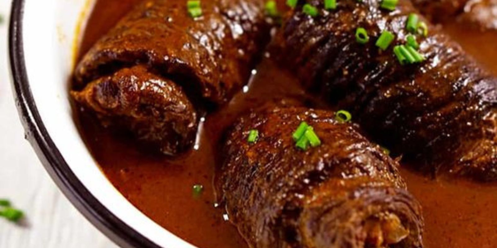 Saftige Rinderrouladen – Eine Delikate Kreation mit Rotkraut und Semmelknödel