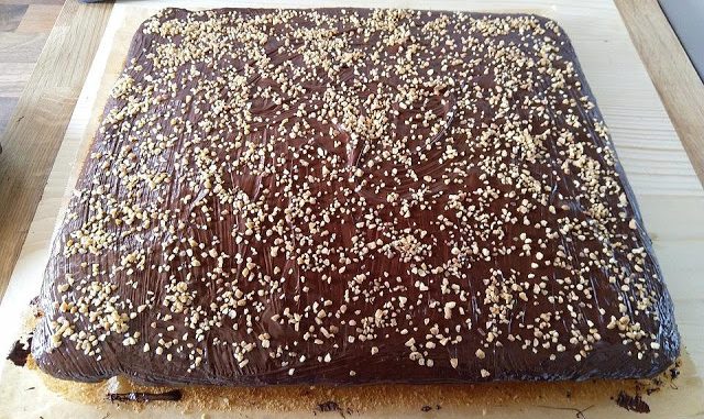 Saftiger Nuss Joghurt Blechkuchen