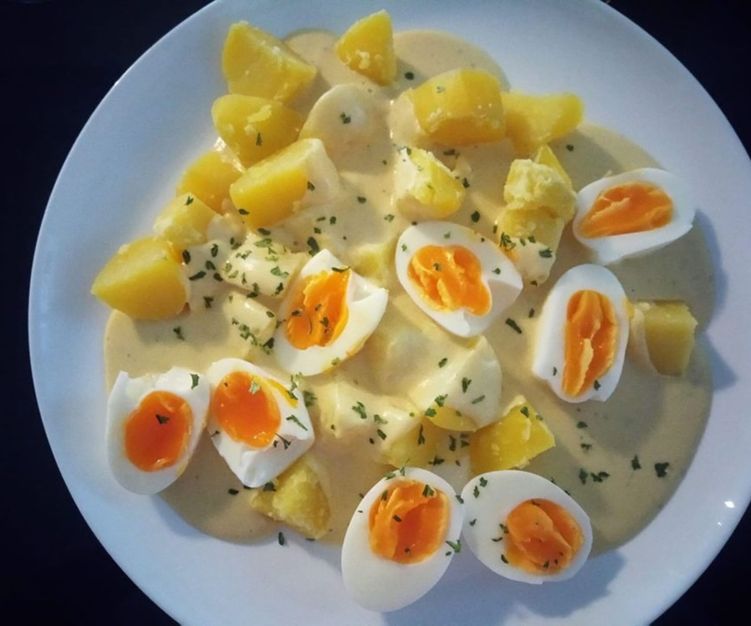 Salzkartoffeln mit Senfsauce und wachsweichen Eiern: Ein Klassiker für Genießer