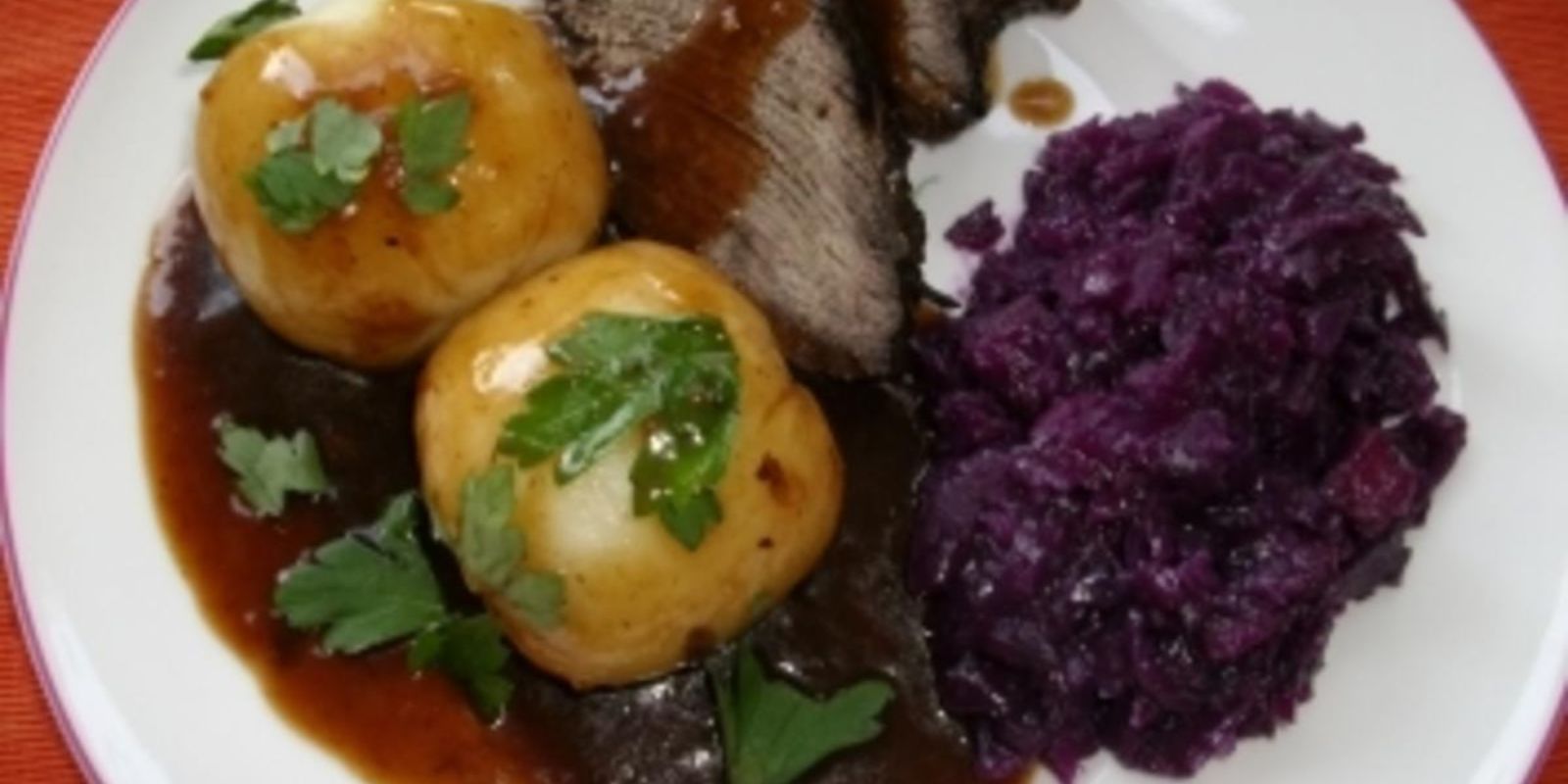 Sauerbraten mit Rotkohl und Kartoffelklößen