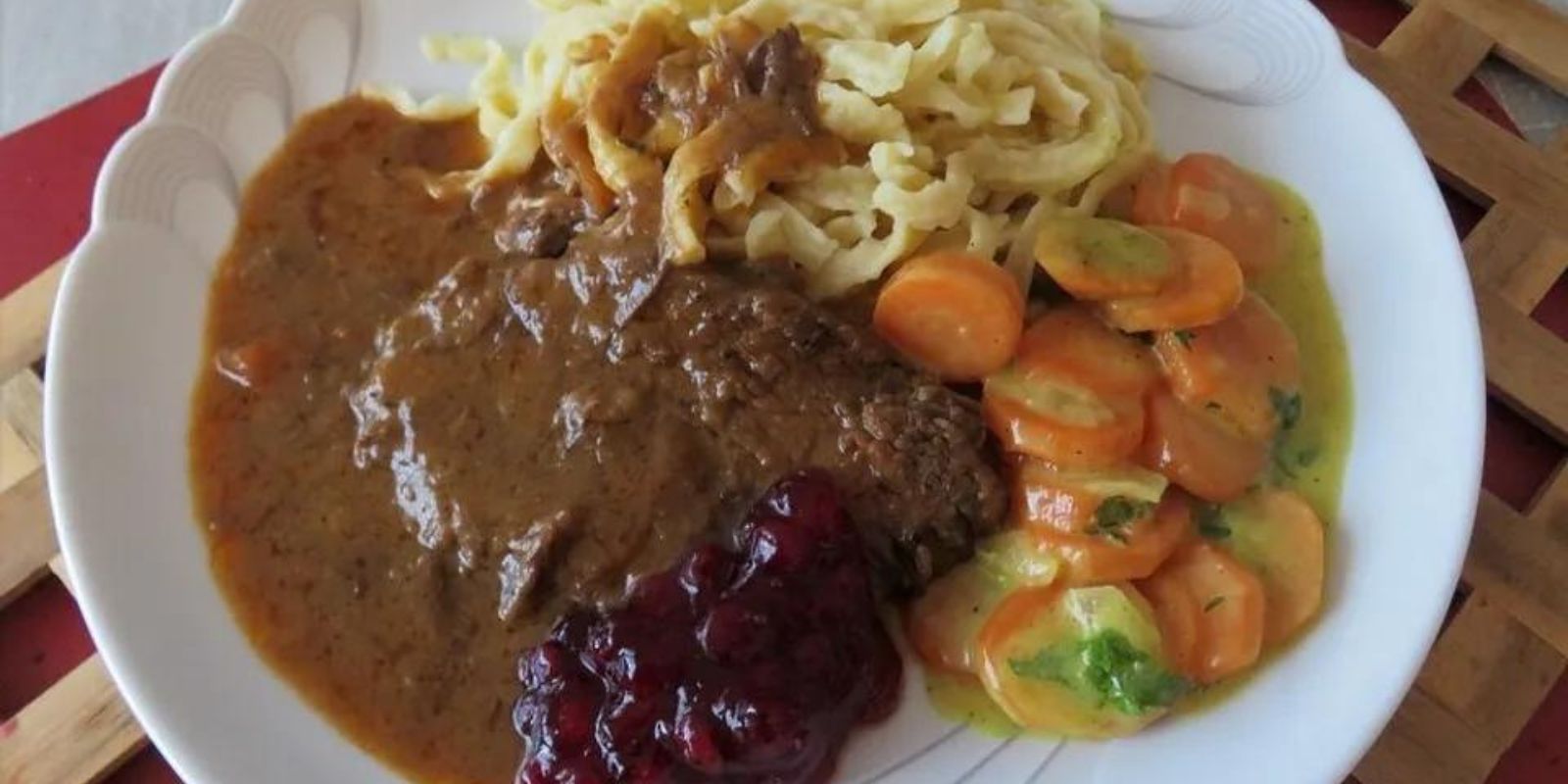 Sauerbraten mit Spätzle
