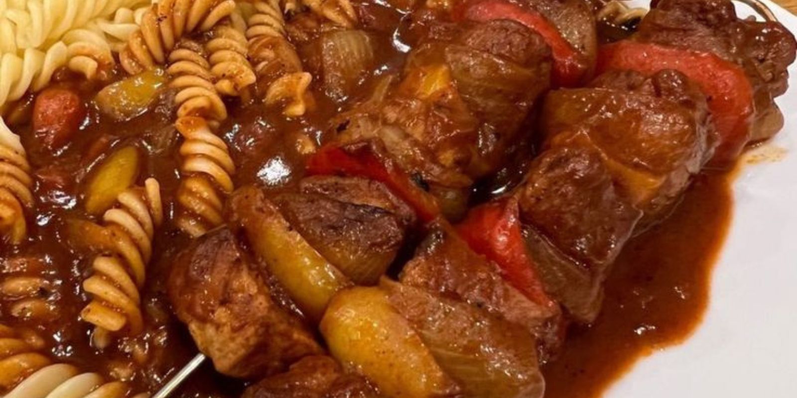 Schaschlik mit Nudeln