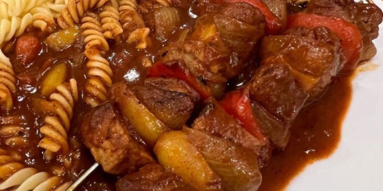 Schaschlik mit Nudeln