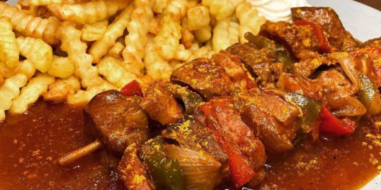 Schaschlik mit Pommes