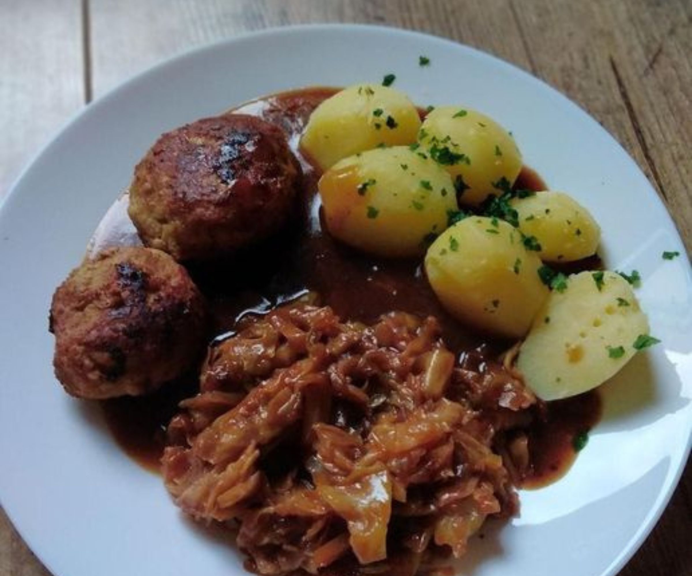 Schmorkohl mit Frikadellen und Salzkartoffeln: Ein Klassiker der deutschen Küche zum Genießen