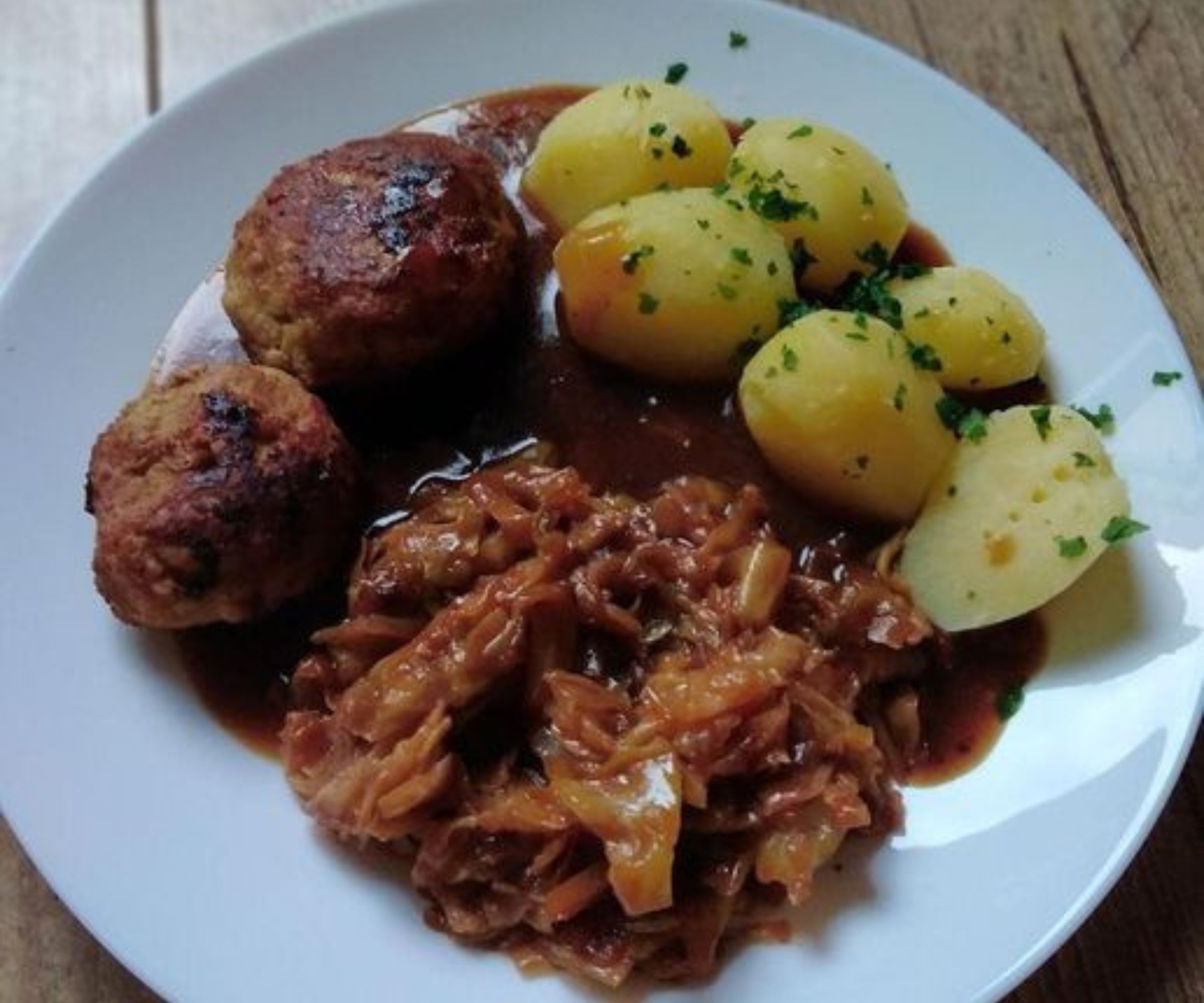 Schmorkohl mit Frikadellen und Salzkartoffeln: Ein herzhaftes Gericht für gemütliche Stunden