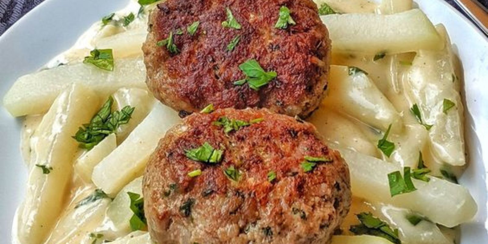 Schmorkohl mit Frikadellen und Salzkartoffeln