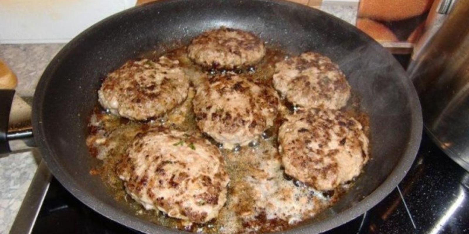 Schmorkohl mit Frikadellen und Salzkartoffeln