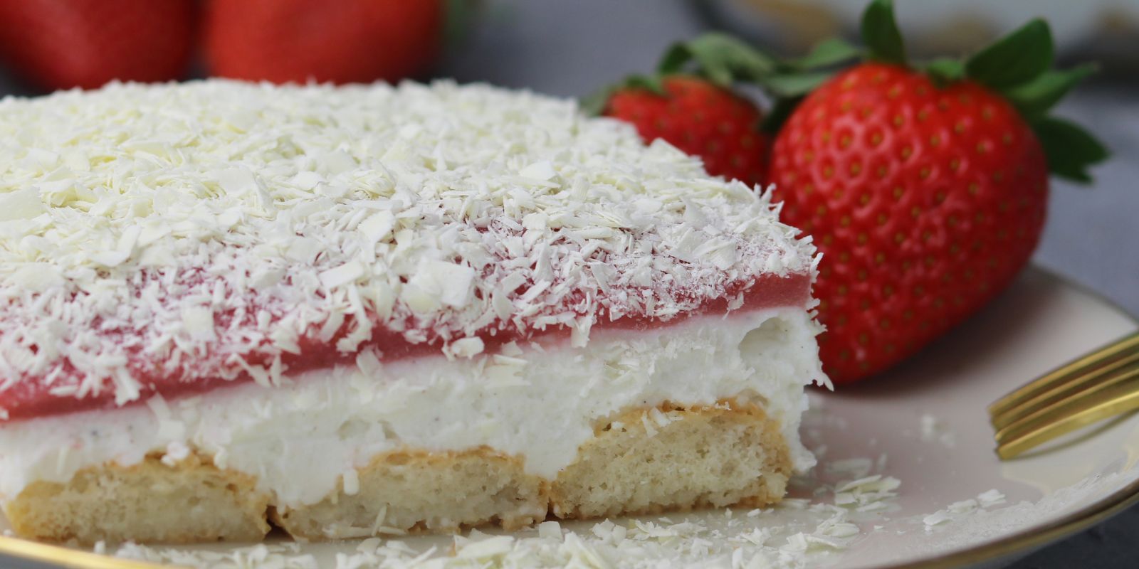 Schneewittchen – Erfrischender Erdbeer-Quark-Kuchen ohne Backen