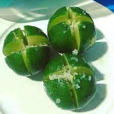 Schneiden Sie eine Zitrone in vier Teile, fügen Sie Salz hinzu und legen Sie sie in Ihr Zimmer