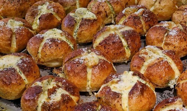 Schnelle Brötchen mit Käse gefüllt
