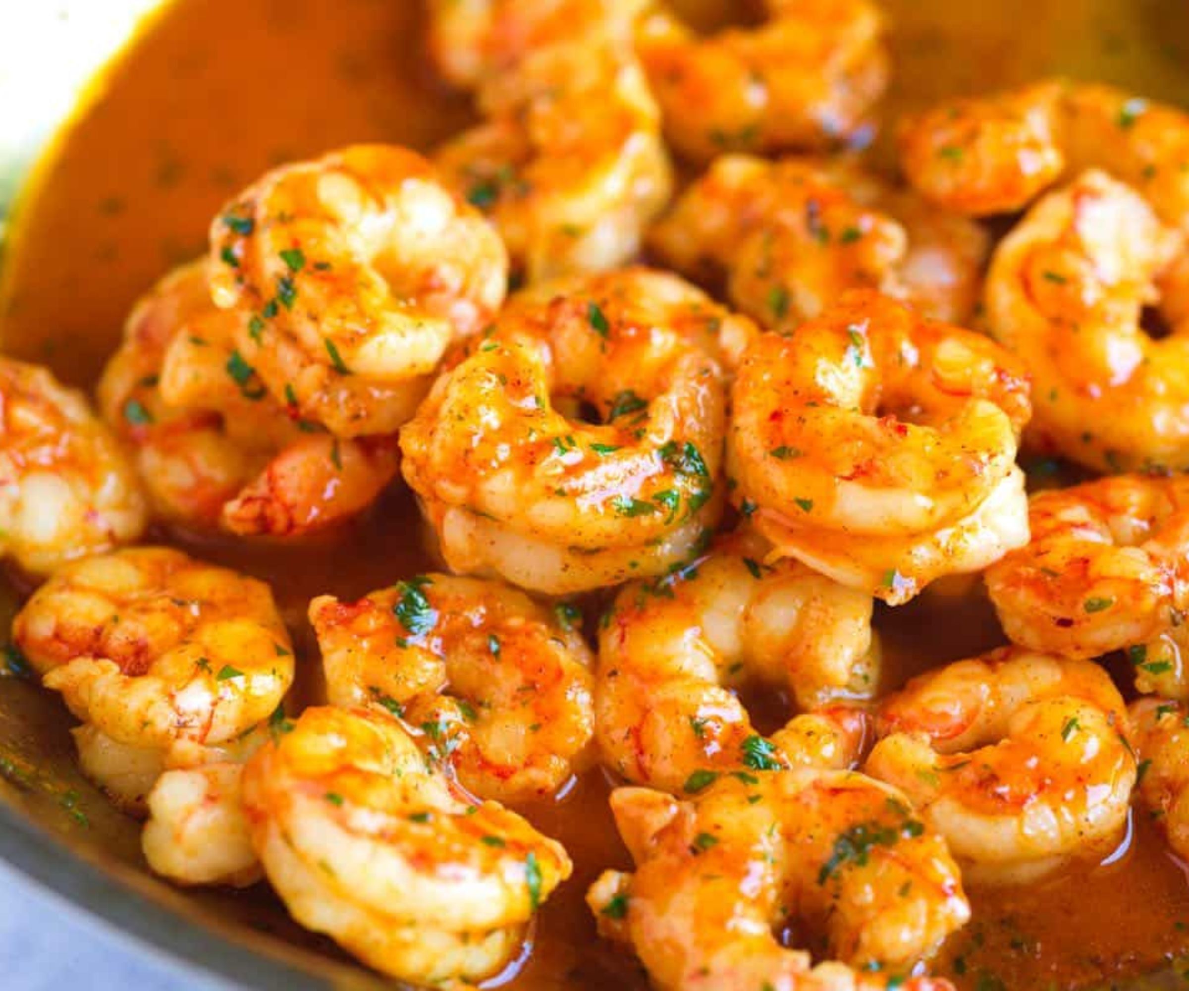 Schnelles Rezept für gebratene Garnelen mit Knoblauch und Petersilie: Ein köstliches Gericht in Minuten zubereitet