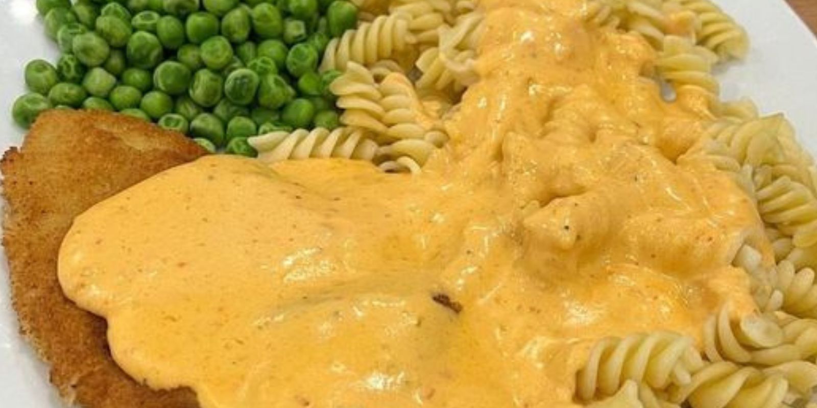 Schnitzel | Nudeln | Erbsen | Frischkäsesauce