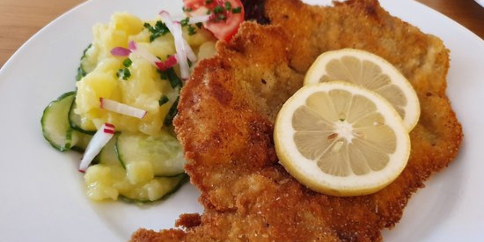 Schnitzel mit Kartoffel-Gurkensalat