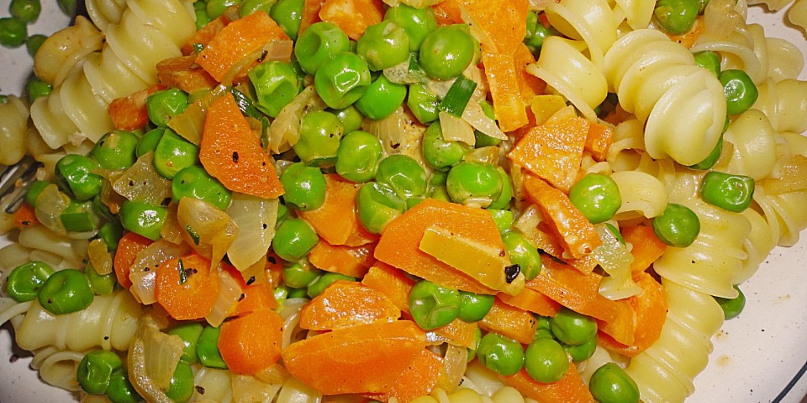 Schnitzel mit Nudeln, Erbsen und Frischkäsesauce