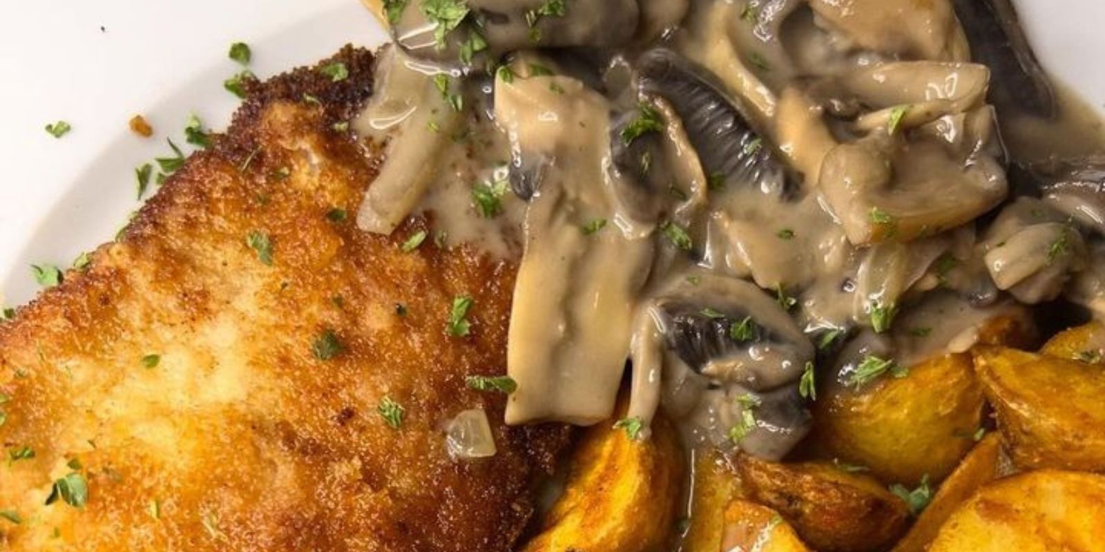 Schnitzel mit Wedges und Champignonrahmsauce: Ein Gaumenschmaus für Genießer