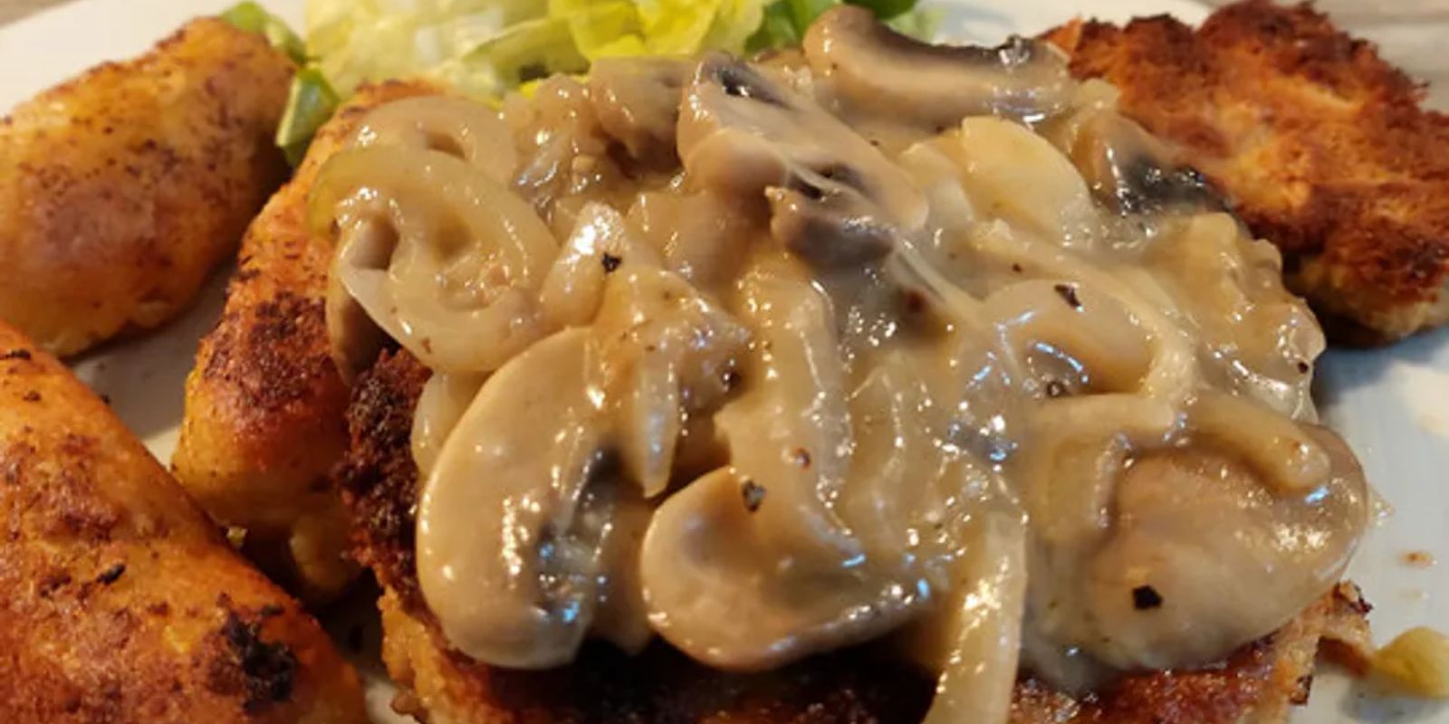 Schnitzel mit Wedges und Champirahm