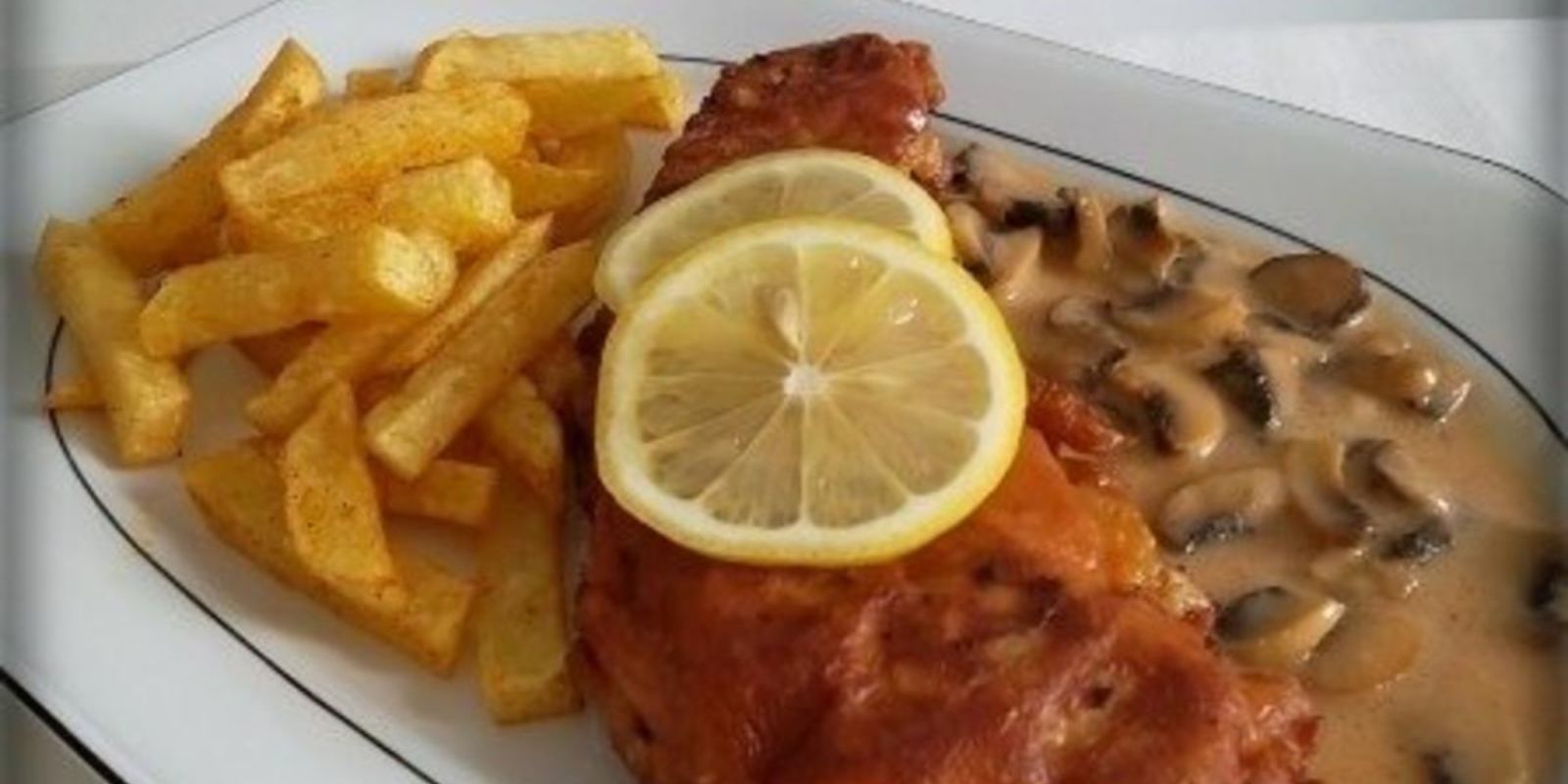 Schnitzel mit Wedges und Champirahm