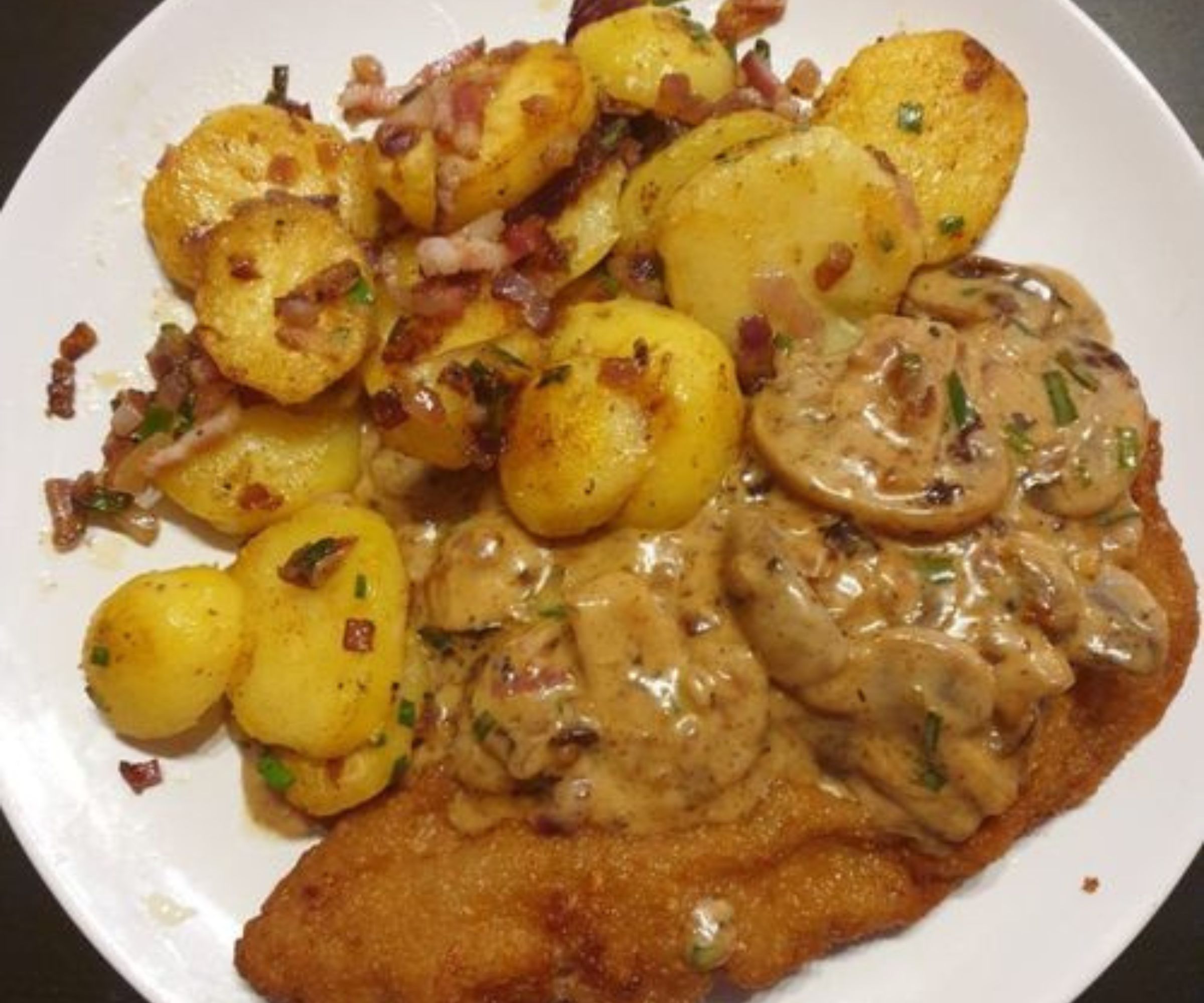 Schnitzel mit schnellen Bratkartoffeln: Ein Klassiker neu interpretiert