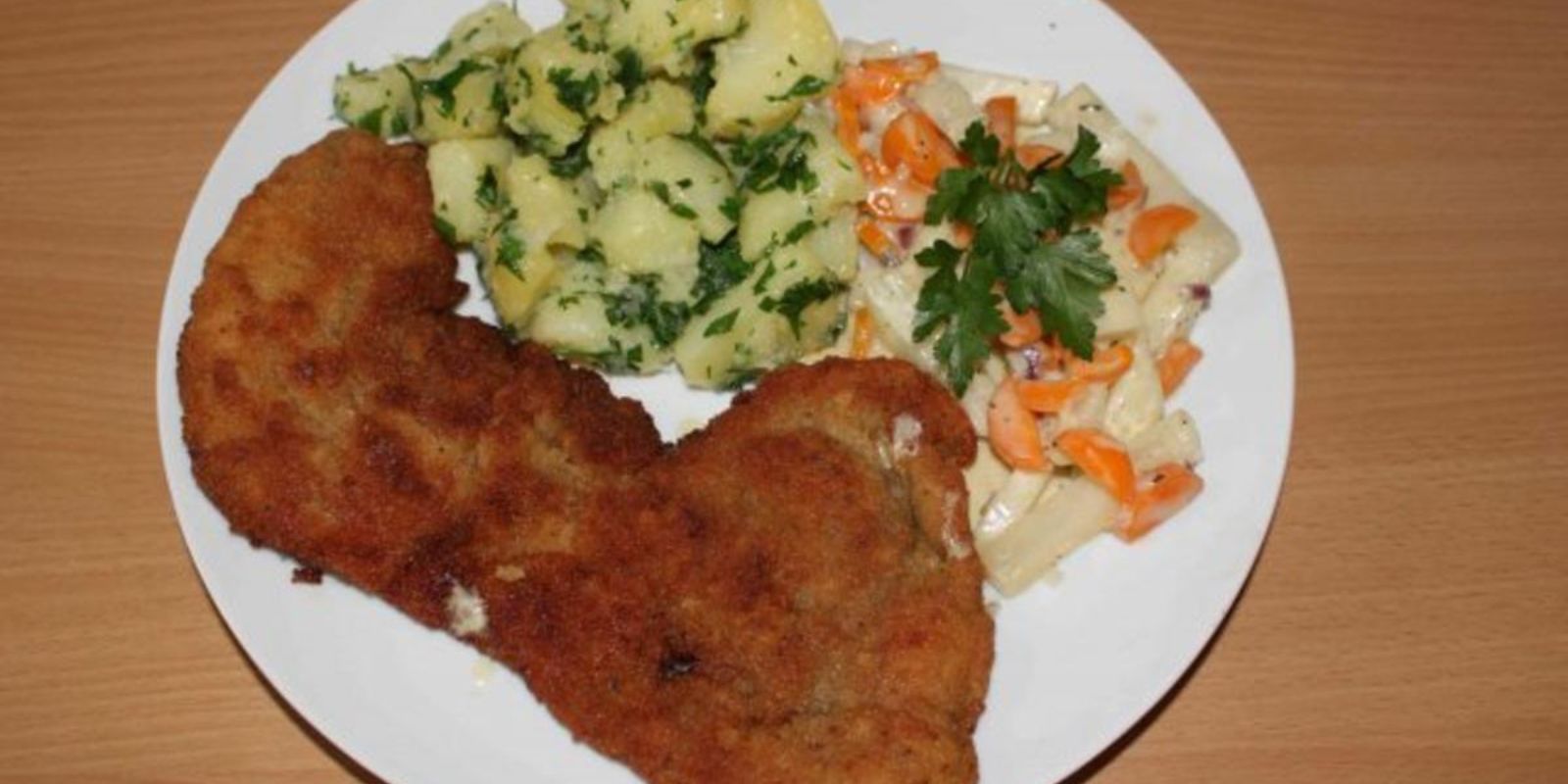 Schnitzel mit schnellen Bratkartoffeln