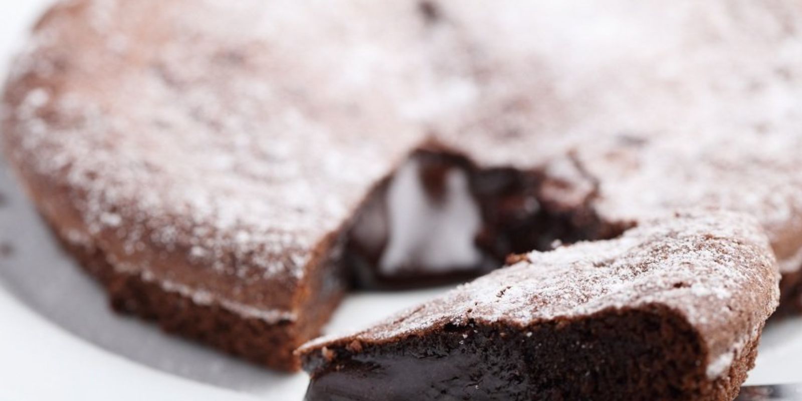 Schokoladenschlammkuchen mit weißer Schokolade