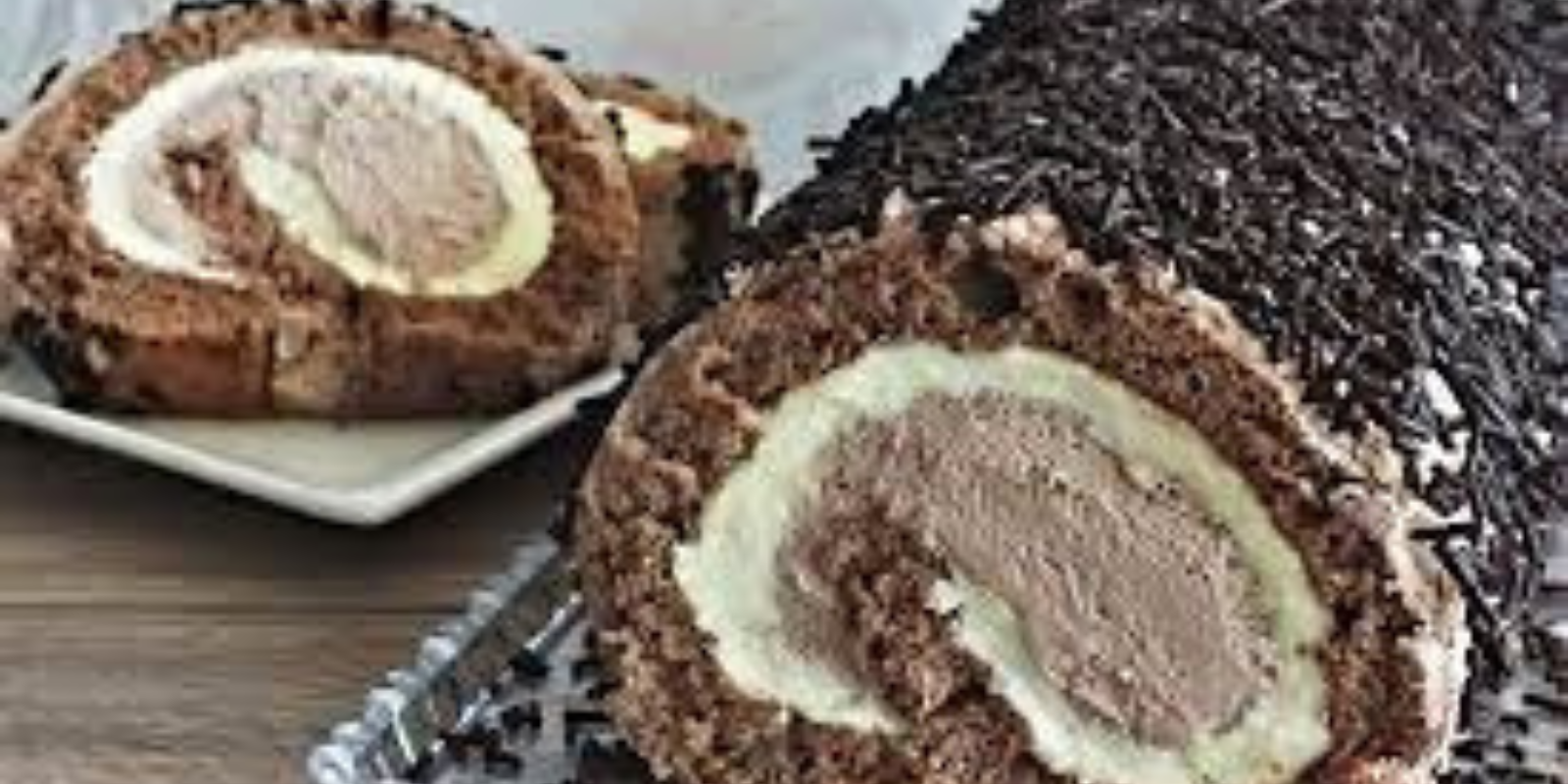 Schwarz-weiße Biskuitrolle