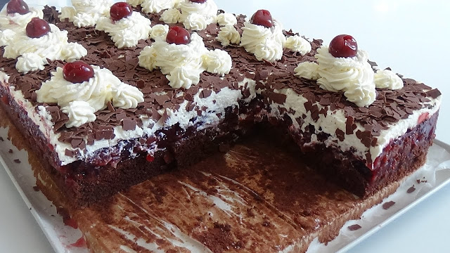 Schwarzwälder Puddingkuchen auf dem Blech