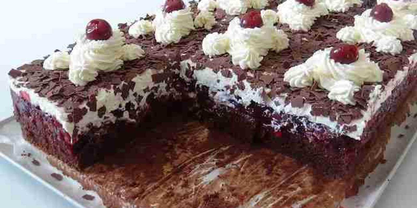 Schwarzwälder Puddingkuchen auf dem Blech