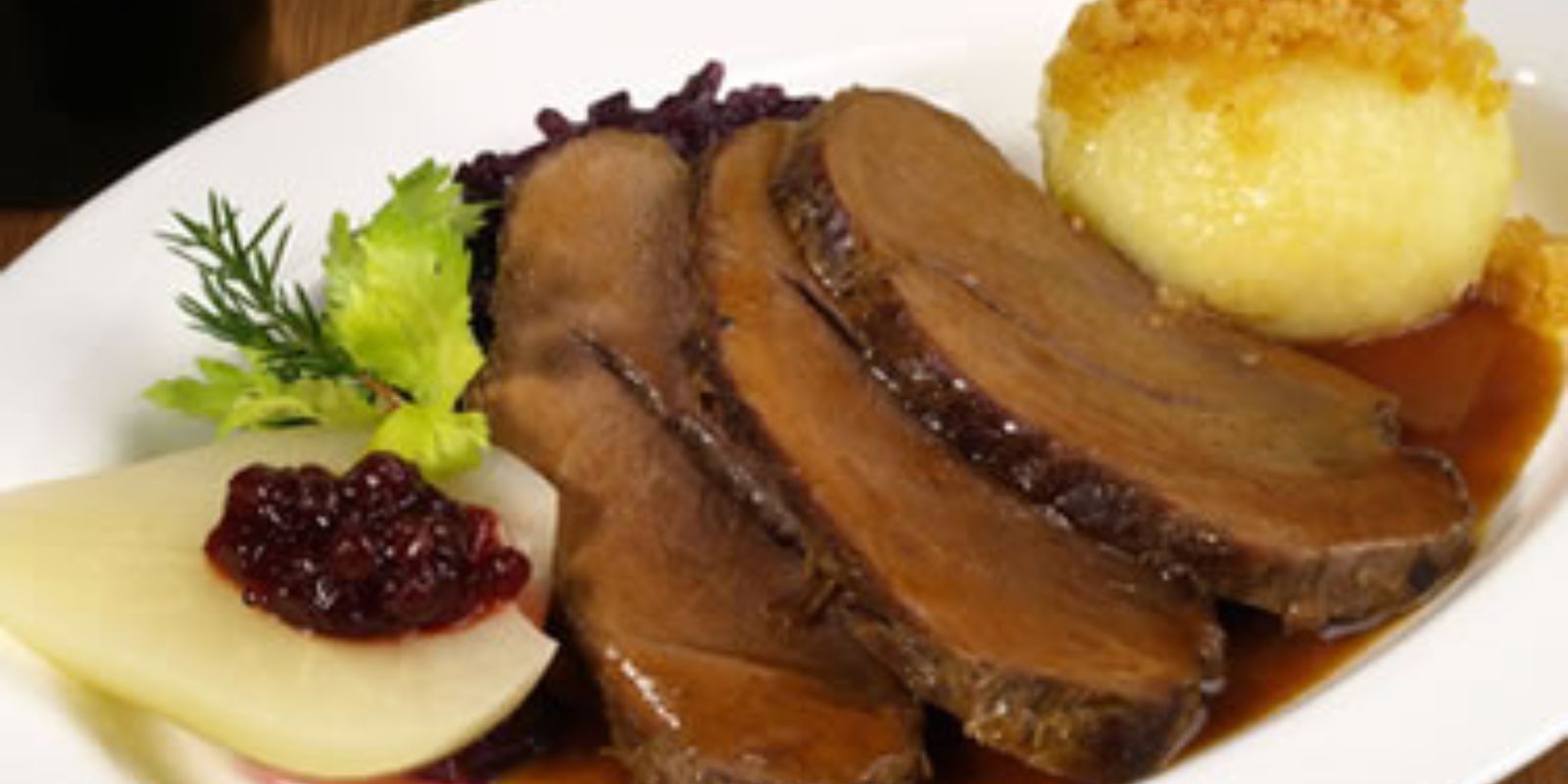 Schweinebraten mit Rotkohl und Salzkartoffeln