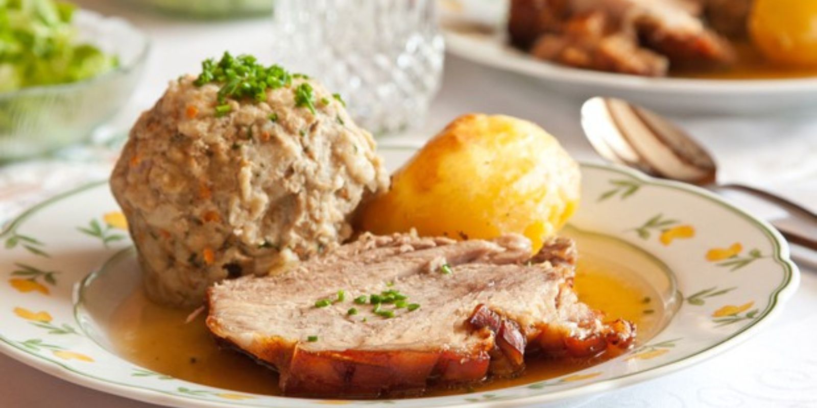 Schweinebraten mit Semmelknödel und Speckbohnen