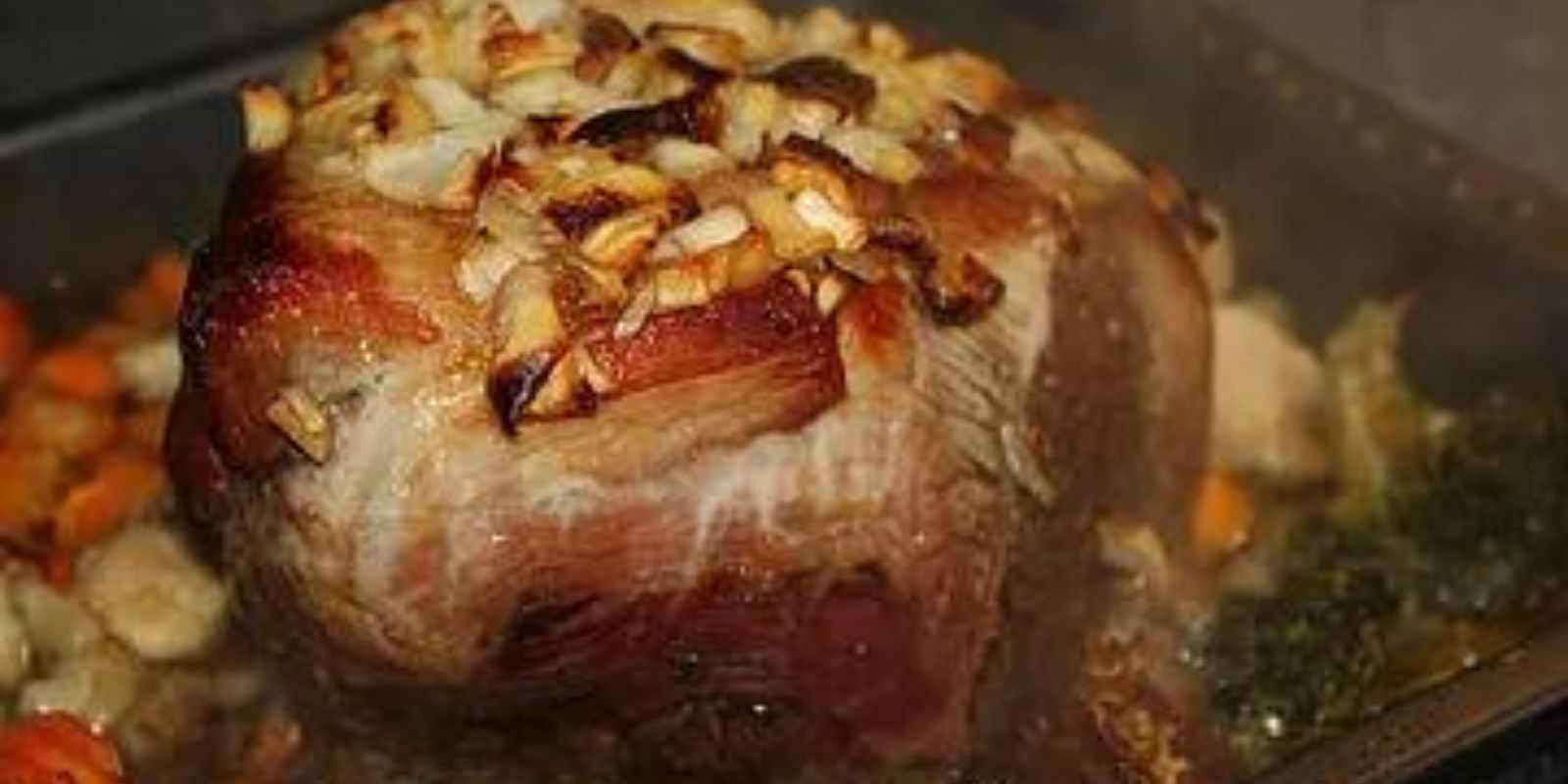 Schweinebraten mit Zwiebeln und Honig