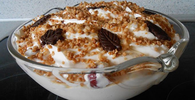 Süße Dessert mit Mascarpone und Sauerkirschen