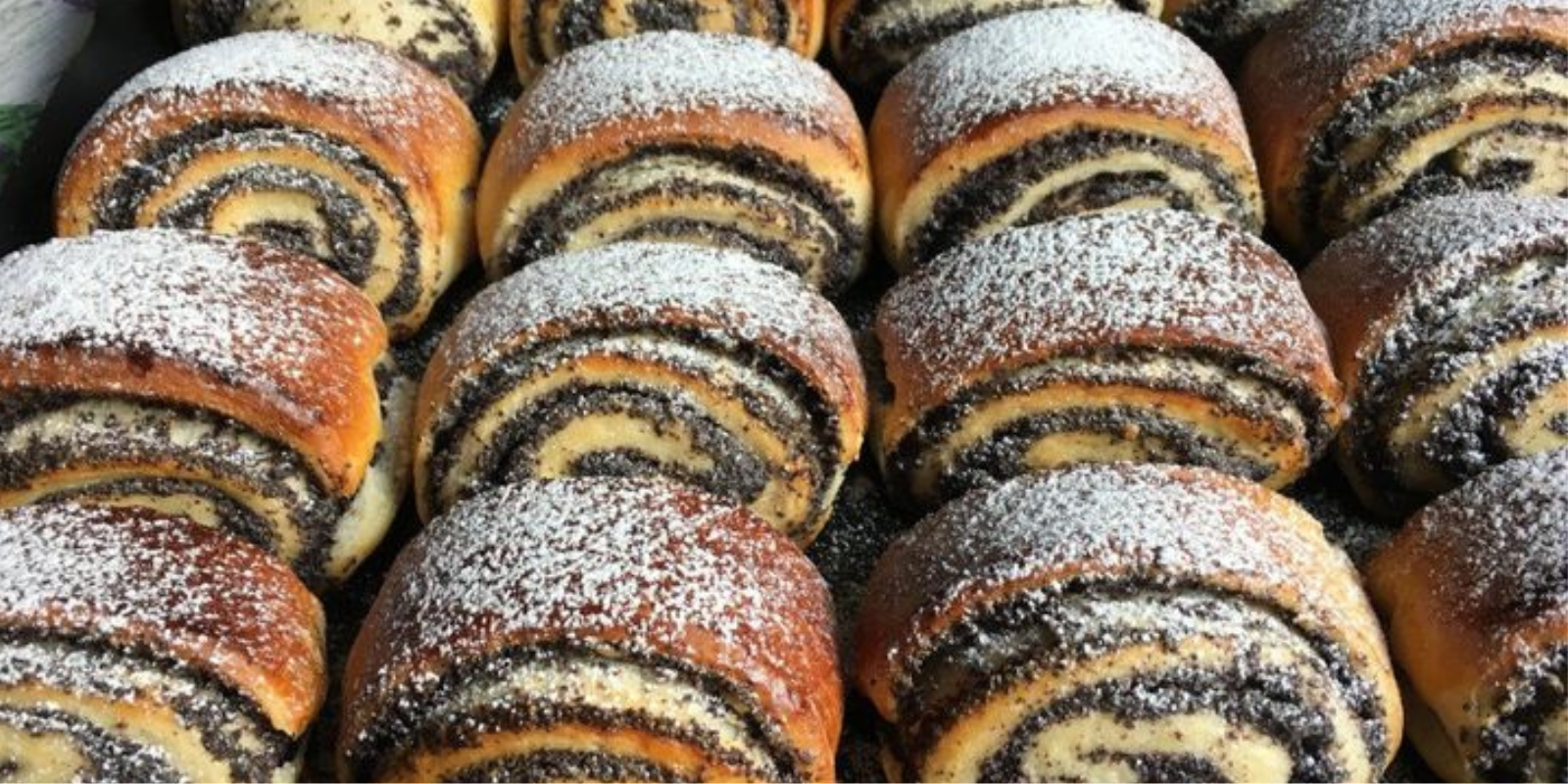 Süße Mohnschnecken mit Joghurt