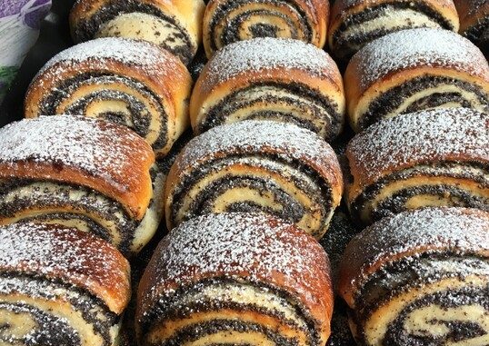 Süße Mohnschnecken mit Joghurt