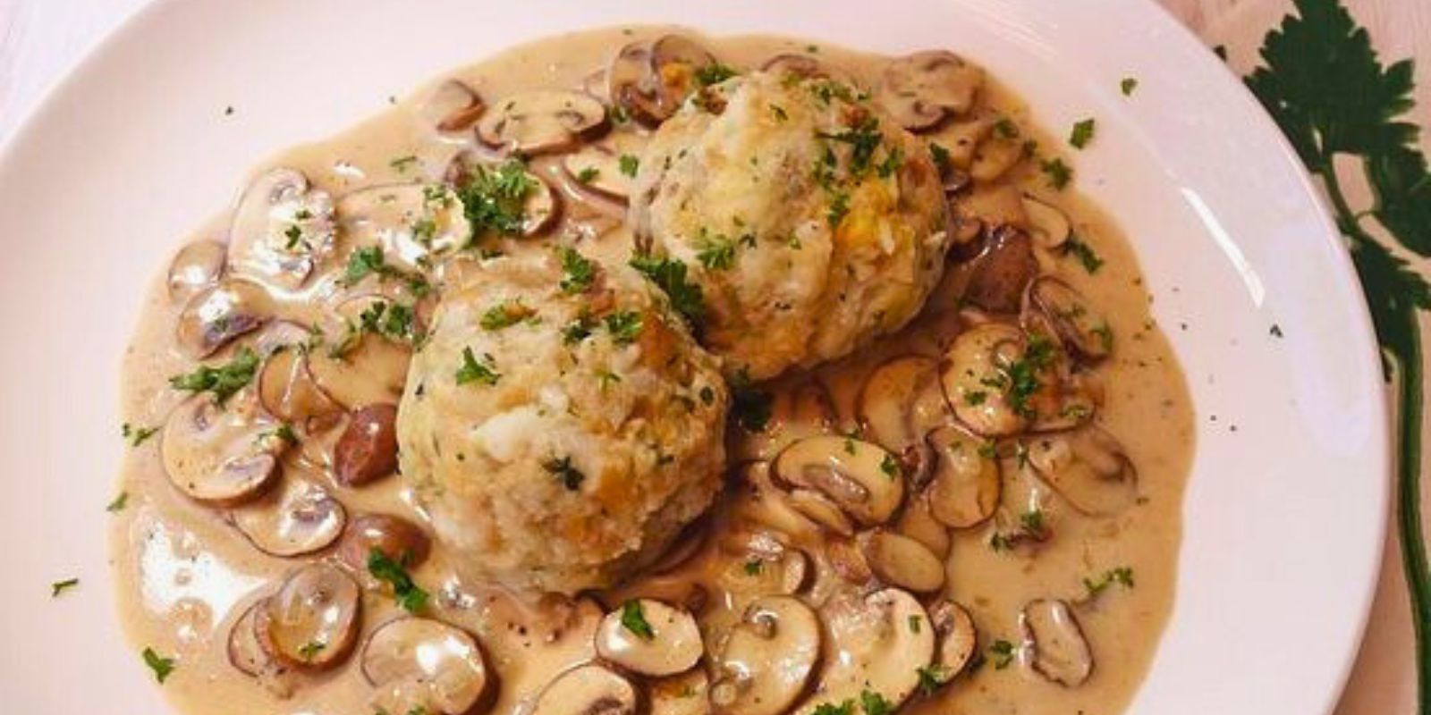 Semmelknödel mit Pilzsoße – Herzhaftes Genusserlebnis aus der bayerischen Küche