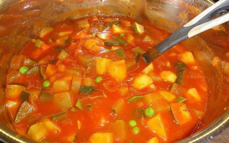 Sommerlicher Eintopf mit Zucchini & Tomaten