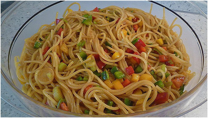 Spaghetti-Curry-Salat