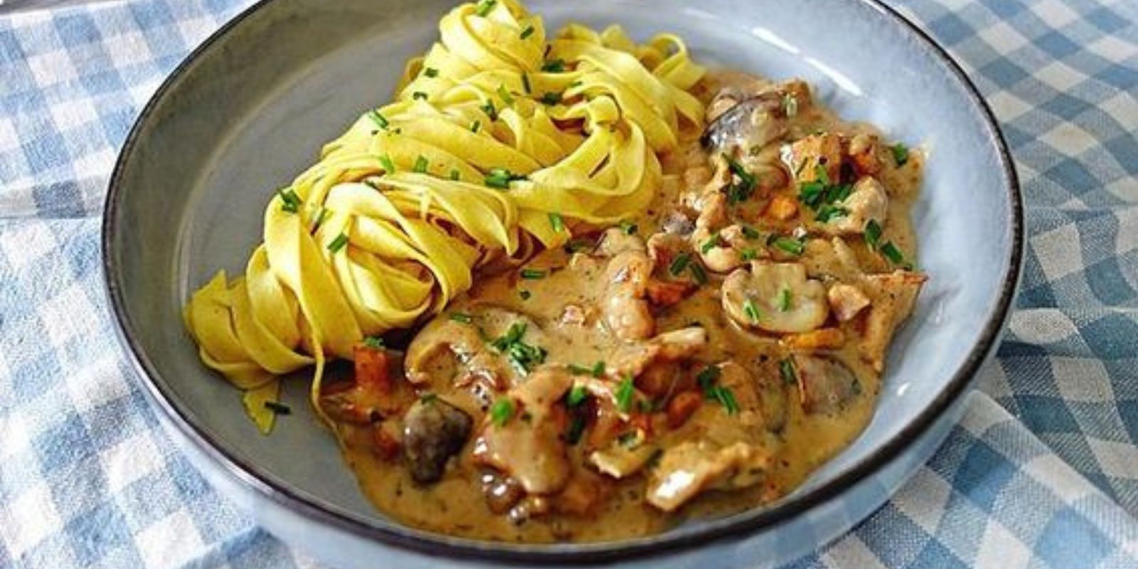 Spaghetti mit Gebratenen Champignons in Cremiger Rahmsoße: Ein Verführerisches Rezept für Pasta-Liebhaber