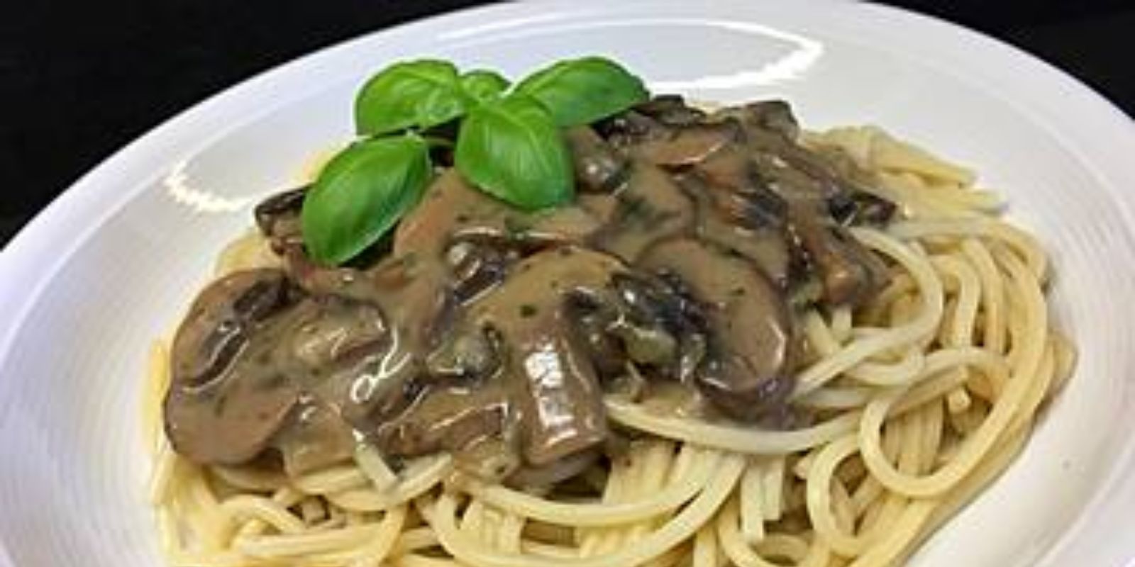 Spaghetti mit Gebratenen Champignons in Cremiger Rahmsoße